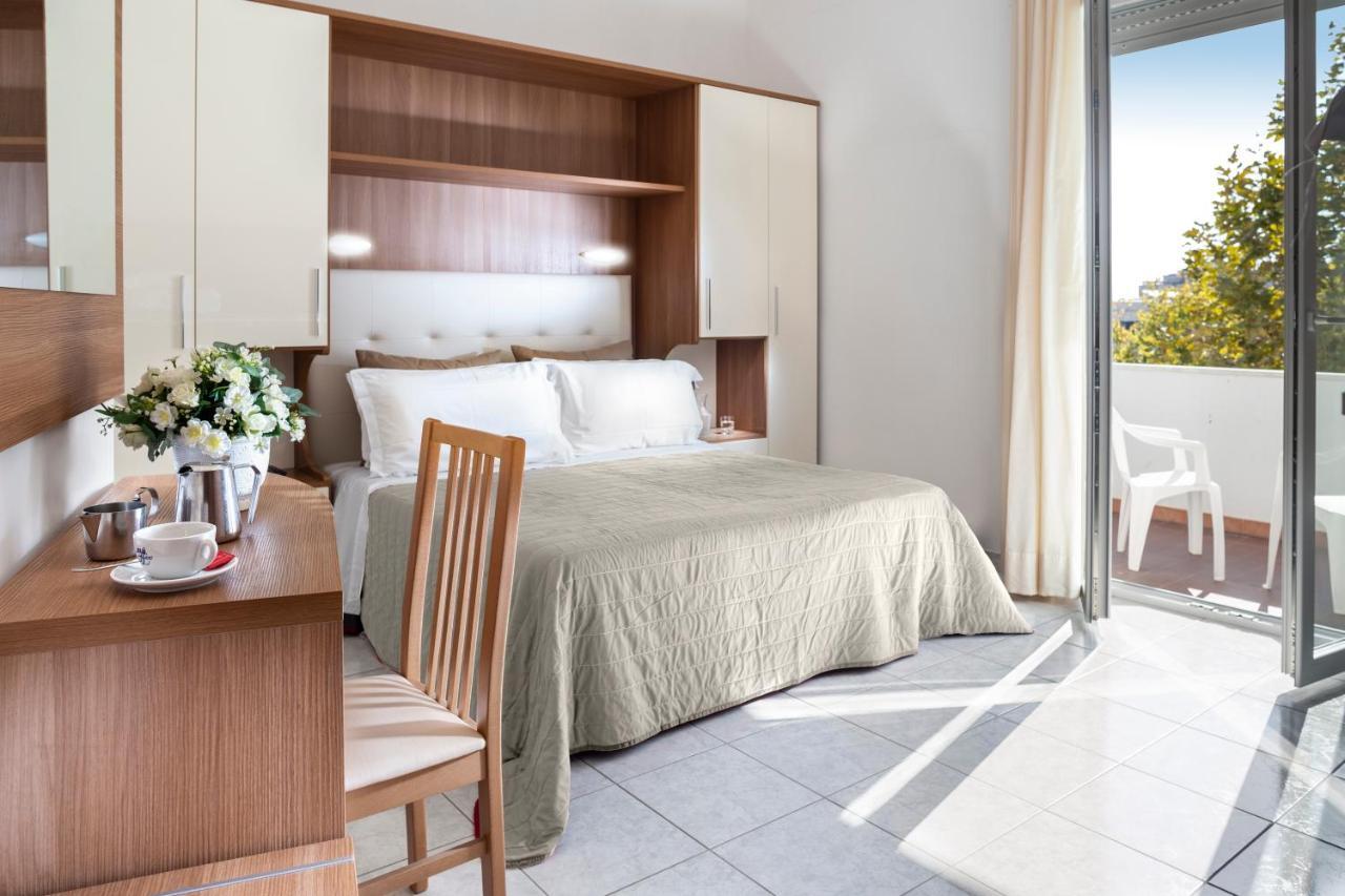 Hotel Stacchini Чезенатико Экстерьер фото