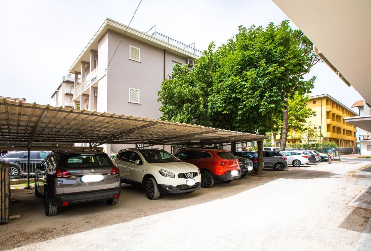 Hotel Stacchini Чезенатико Экстерьер фото